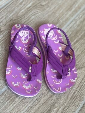 Reef Kids Purple Rainbow Flip Flops Size 7/8